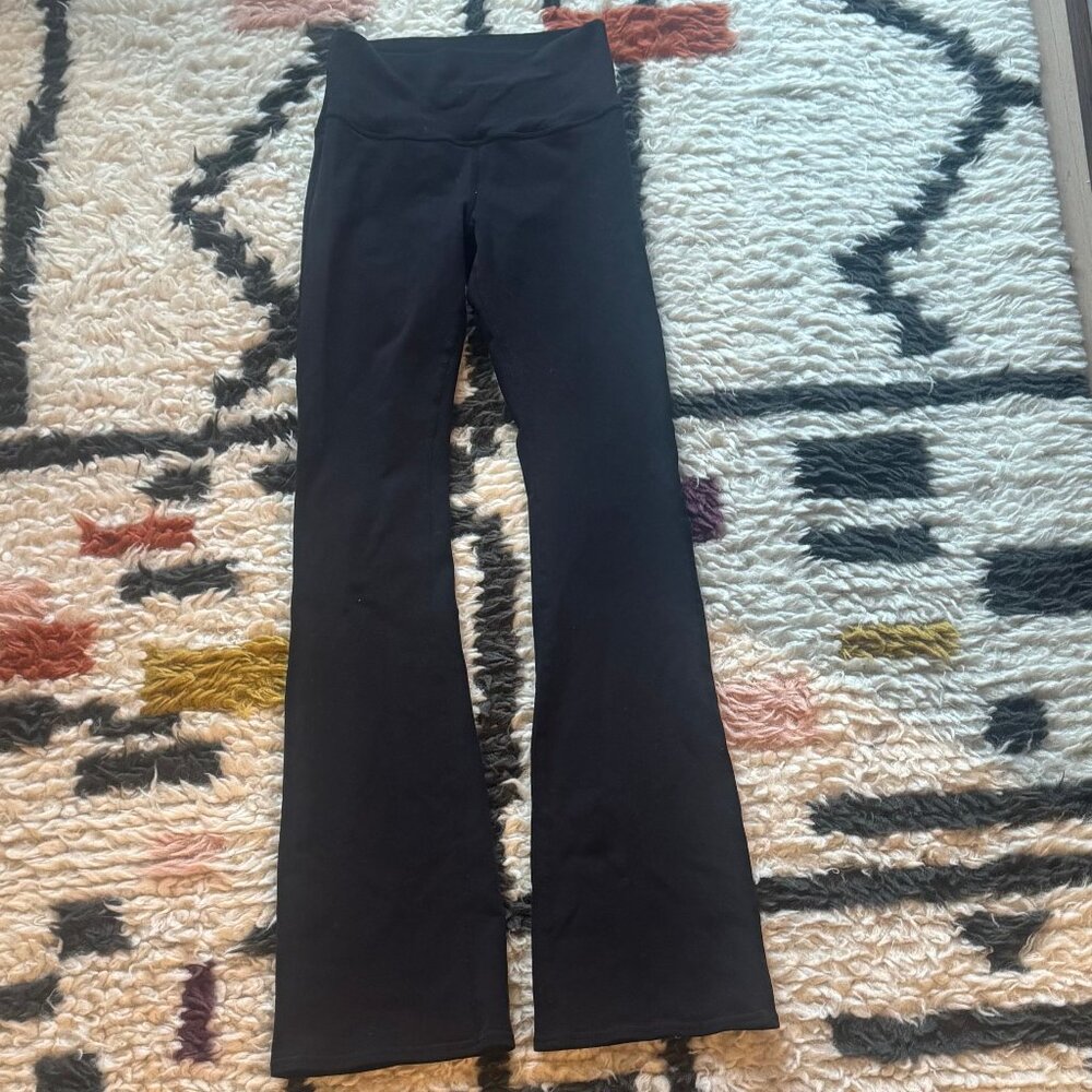 Alo Airbrush High-Waist Bootcut Legging in Black. Size Small